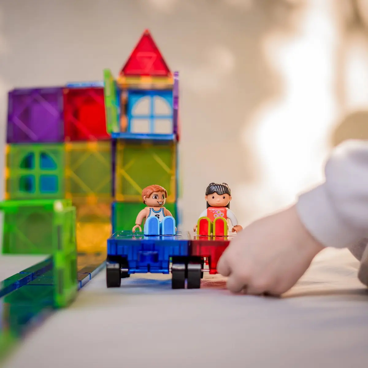 Magnetische auto met twee poppetjes naast een toren