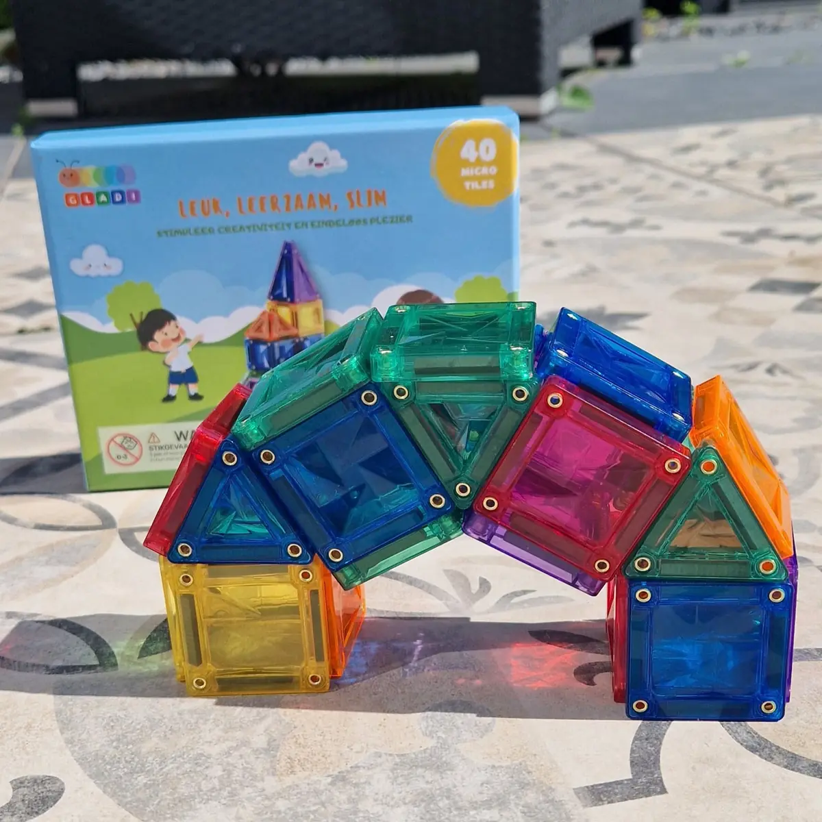 Brug van micro magnetische tegels